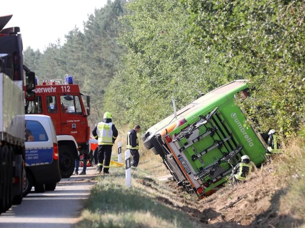 Die Autobahn A19 Rostock-Berlin musste stundenlang gesperrt werden. Foto: Bernd Wüstneck