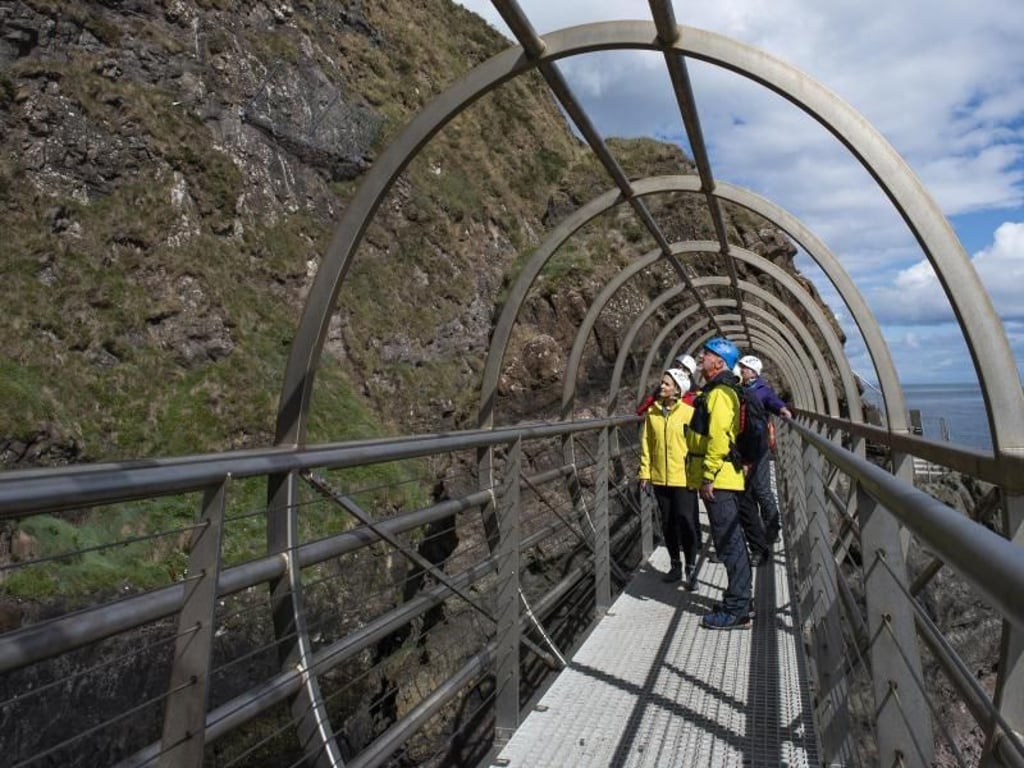 Wer sich auf den Klippenpfad The Gobbins begibt, bekommt vorher eine Sicherheitseinweisung. Foto: Arthur Ward/Tourism Ireland