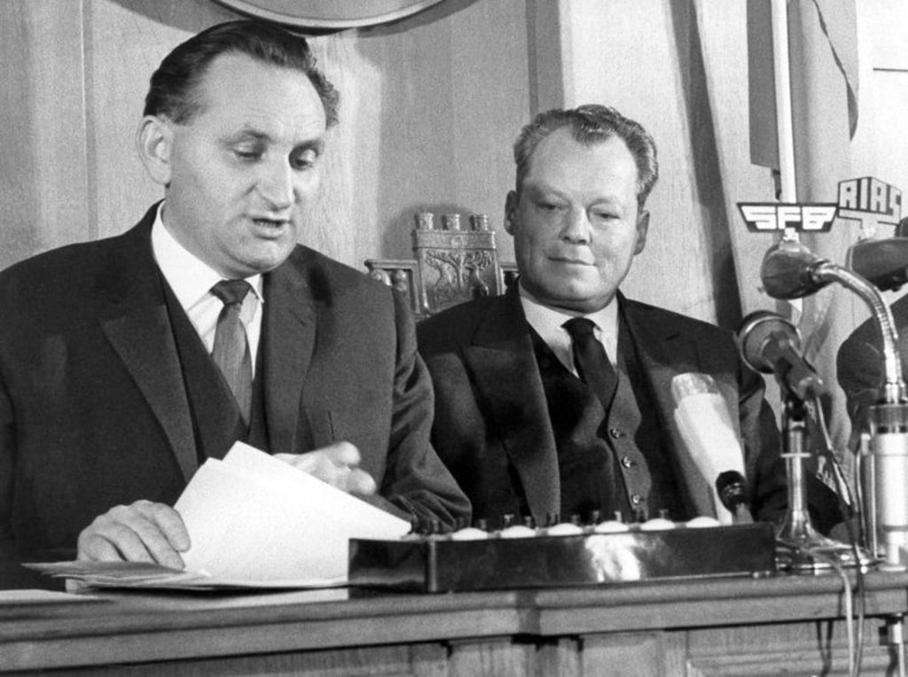 ARCHIV - Der Regierende Bürgermeister von Berlin, Willy Brandt, und Senatspressechef Egon Bahr erläutern am 17.12.1963 auf einer Pressekonferenz im Rathaus Schöneberg die mit Vertretern der Sowjetzone getroffene Regelung in der Passierscheinfrage. Foto: dpa (zu dpa-Themenpaket "100 Jahre Willy Brandt" und zum dpa-Interview "«Willy sagte, Kranz niederlegen reicht nicht» vom 16.12.2013) +++(c) dpa - Bildfunk+++