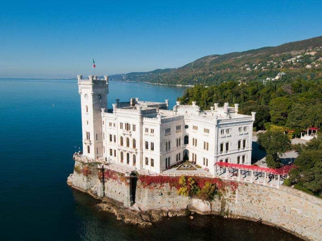 Schloss Miramare bei Triest steht direkt am Wasser - der Name bedeutet so viel wie Meeresblick. Foto: Marco Milani/PromoTurismo FVG