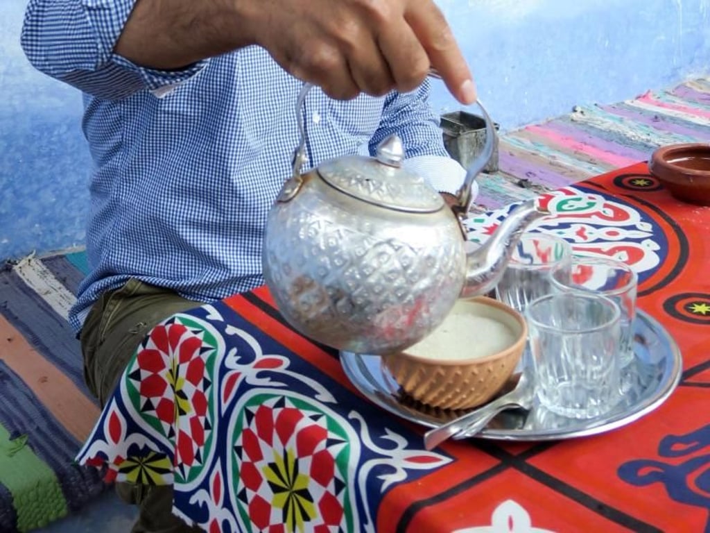 Tee und Brot mit salzigem Käse gibt es im nubischen Dorf bei Assuan für Gäste. Reiseführer Gamal Elsheikh führt Touristen hierher. Foto: Simone A. Mayer/dpa-tmn