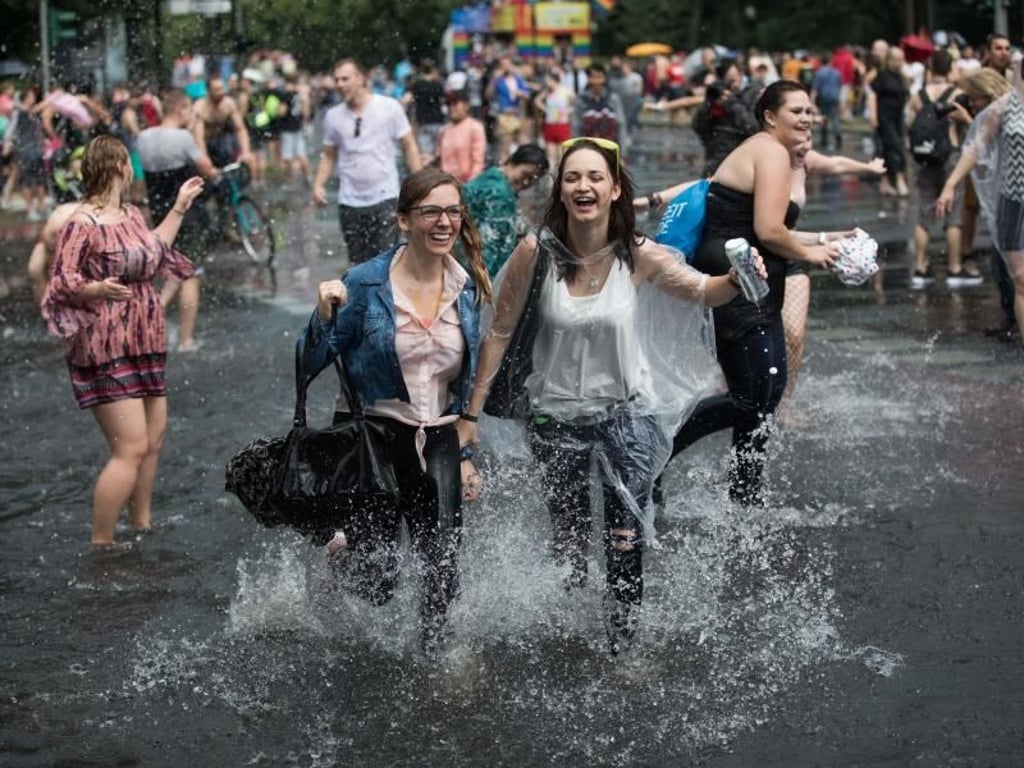 Alles ist nass und die Stimmung ist bestens - beim Christopher Street Day in Berlin. Foto: Jörg Carstensen