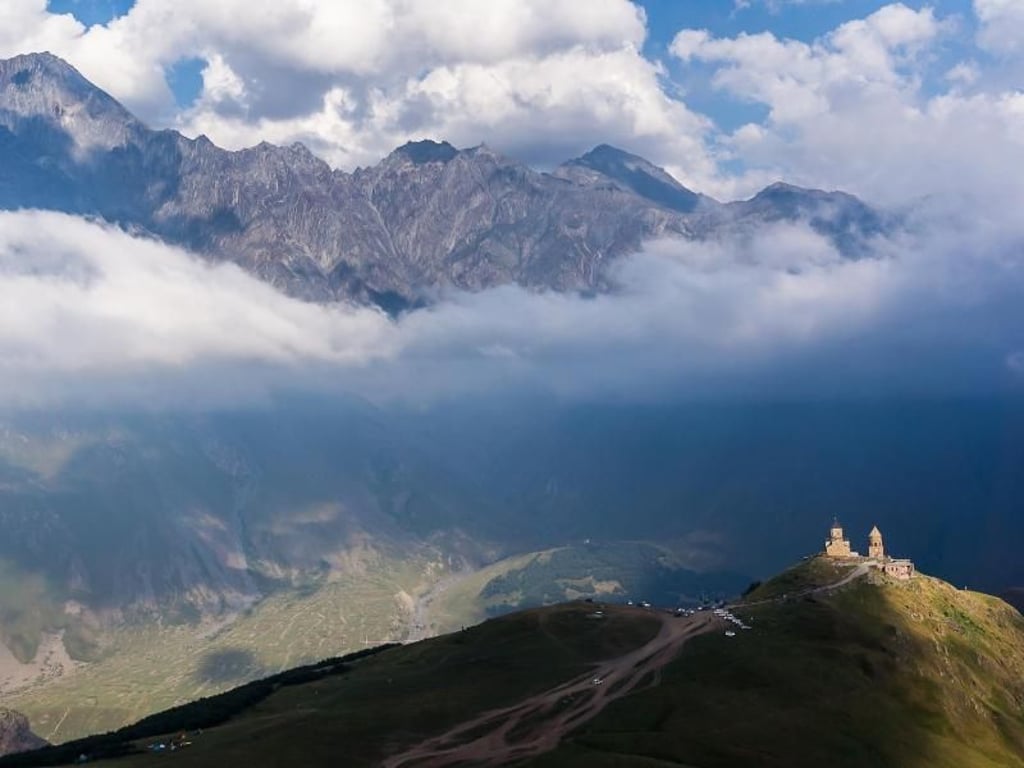 Anmutiger Ausblick: Die Gergetier Dreifaltigkeitskirche im sanften Licht des Nachmittags. Foto: Philipp Laage