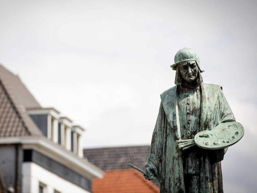 Der niederländische Maler Hieronymus (Jeroen) Bosch (1450-1516) als Statue in Den Bosch. Foto: Robin Van Lonkhuijsen