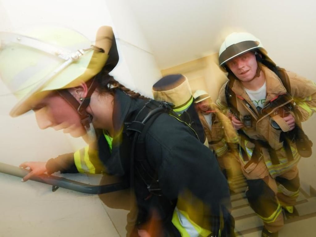 Feuerwehrleute kämpfen sich beim «Fire-Fighters Cup» nach oben. Foto: Arne Dedert