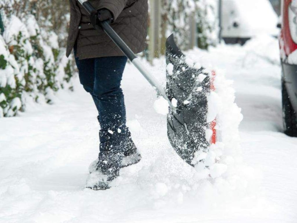 Den Weg frei machen: Selbst wenn der Eigentümer das Schneeschippen an Mieter überträgt, muss er kontrollieren, ob der Bürgersteig vor dem Haus verkehrssicher ist. Foto: Tobias Hase/dpa-tmn