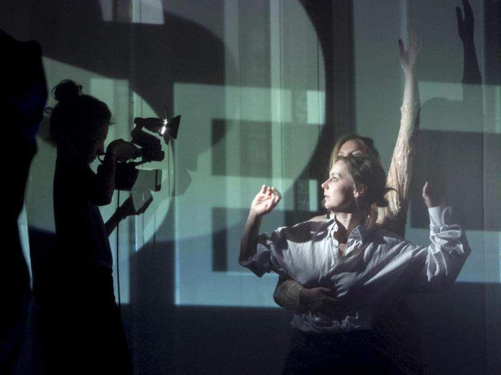 Rebecca Meining (v.l.), Maja Beckmann und Anna Drexler in dem Stück «Der erste fiese Typ» nach dem Roman von Mirinda July. Foto: David Baltzer