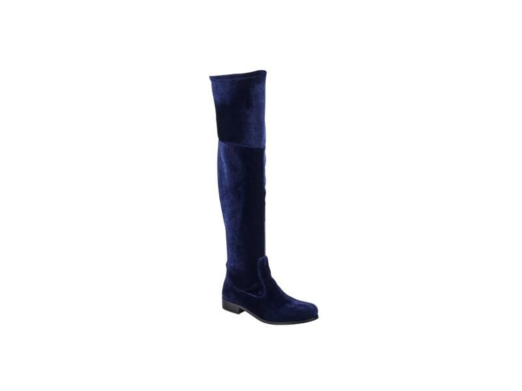 Zu den angesagten Stiefelformen gehört im Winter 2017/18 auf jeden Fall der Overknee. Hier ein Modell von Heine mit flachem Absatz (ca. 180 Euro). Foto: Heine/dpa-tmn