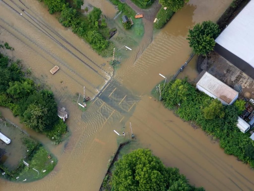 Kreuz aus Wasser: Ein überschwemmter Bahnübergang in Groß Düngen bei Hildesheim. Foto: Stefan Rampfel