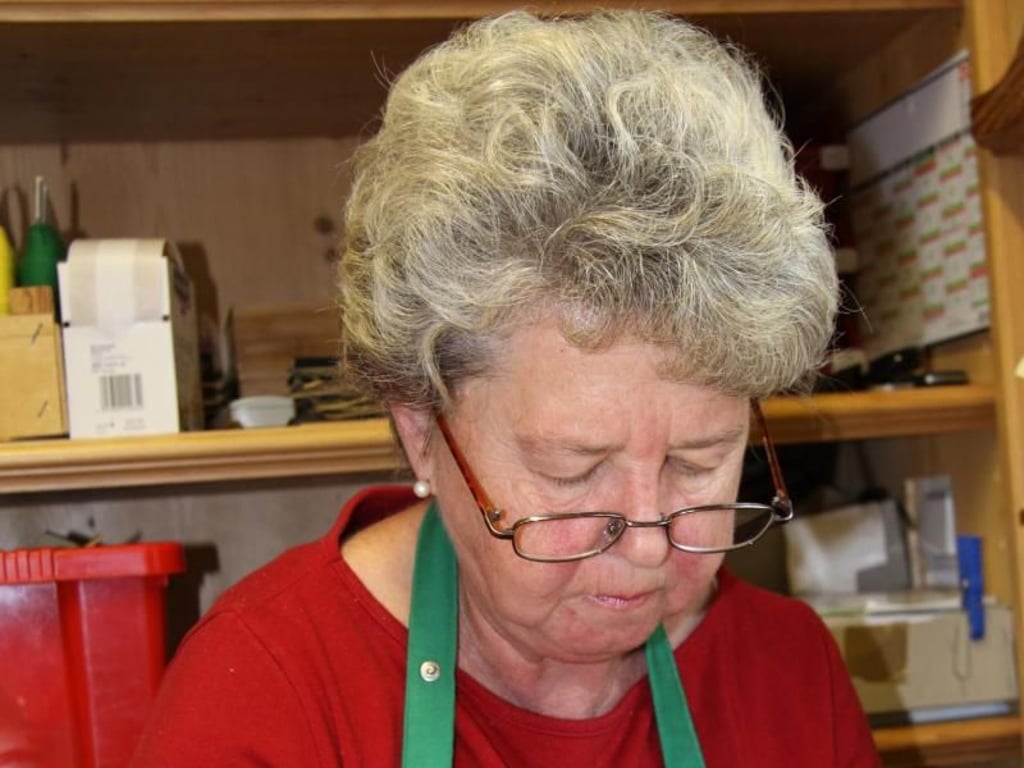 Maria Moderegger fertigt im Familienbetrieb Aigner Lederhosen an - natürlich in Handarbeit. Foto: Larissa Loges