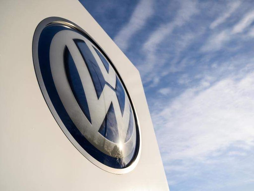 Volkswagen verschärft wegen geplanter Milliardeninvestitionen in E-Mobilität und Digitalisierung bei der Kernmarke den Sparkurs. Foto: Christophe Gateau/dpa