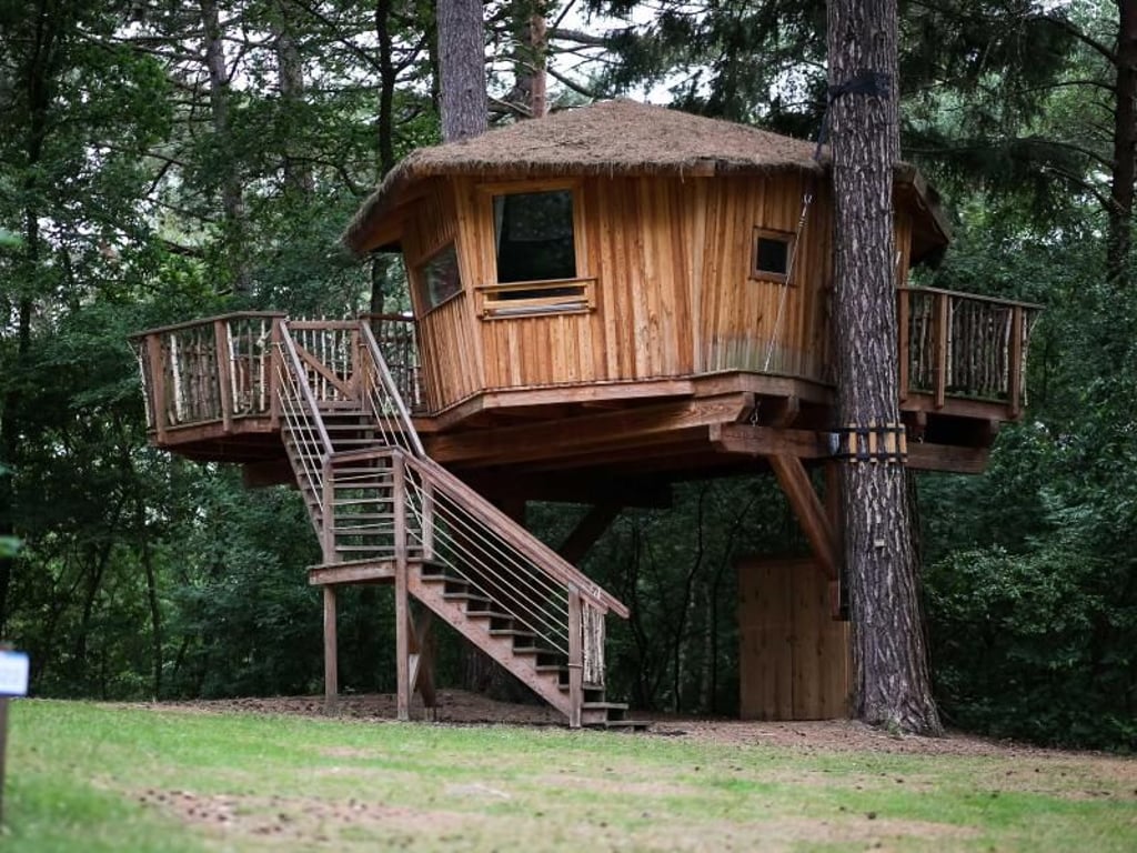 Übernachten in einem Baumhaus in Strandnähe auf dem Campingplatz "Wernerwald" in Cuxhaven. Foto: Mohssen Assanimoghaddam