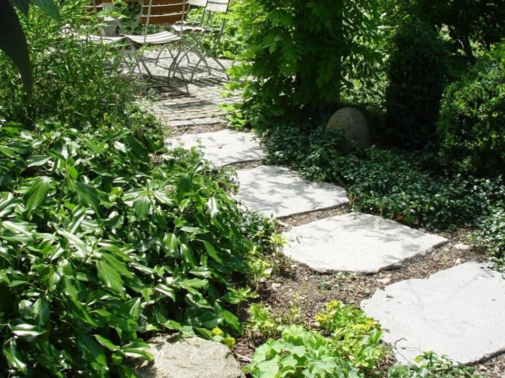 Es ist sinnvoll, Gartenwege dort anzulegen, wo auf dem Grundstück bereits Trampelpfade verlaufen - hier haben die Bewohner instinktiv schon den kürzesten Weg eingeschlagen. Foto: BGL