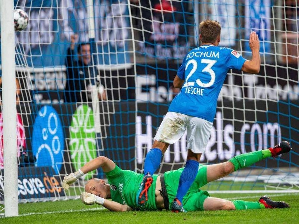 Der Bochumer Robert Tesche (r) traf zum 1:0. Foto: Guido Kirchner