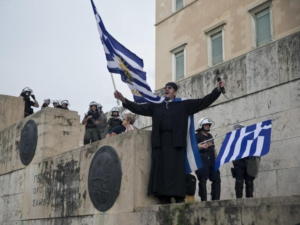 Ein Griechisch-Orthodoxer Mönch protestiert gegen den Kompromiss im Namensstreit. Foto: Petros Giannakouris/AP