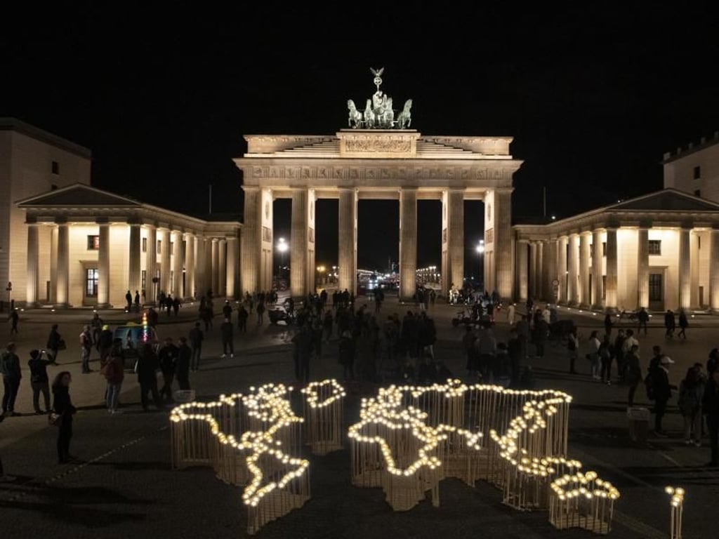 Das erleuchtete Brandenburger Tor vor Beginn der weltweiten Aktion «Earth Hour 2019». Foto: Paul Zinken