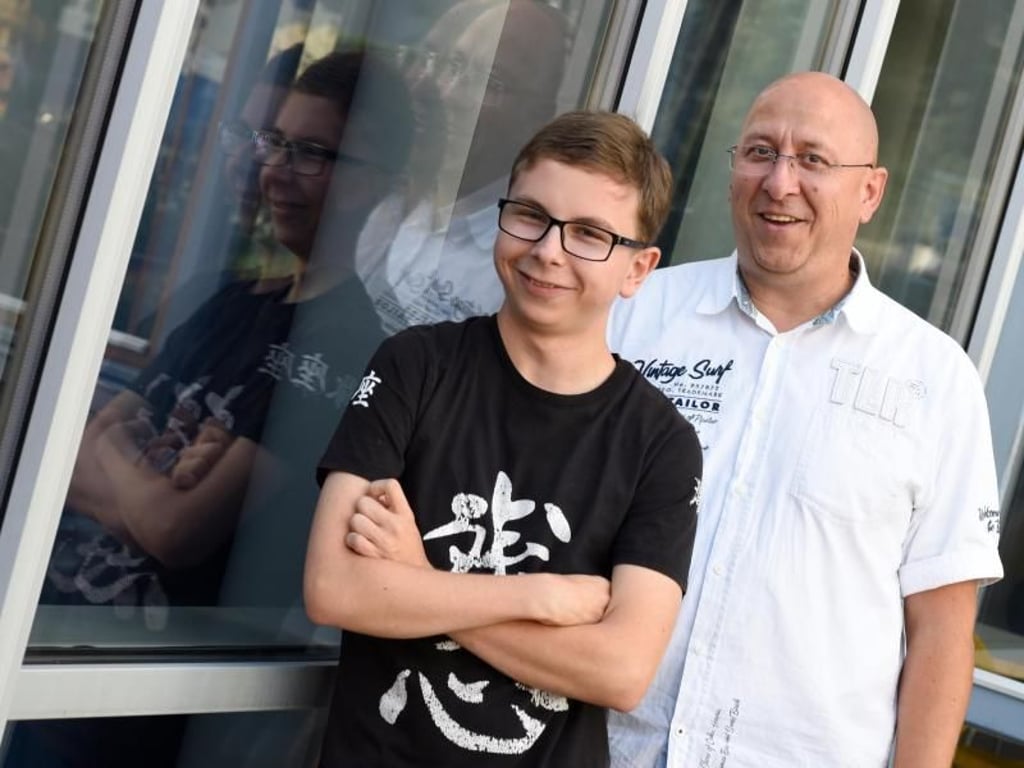Richard Habermann mit seinem Vater Mario, dem Elternsprecher des Landesverbands Sachsen-Anhalt in der Deutschen Rheuma-Liga. Foto: Angelika Warmuth