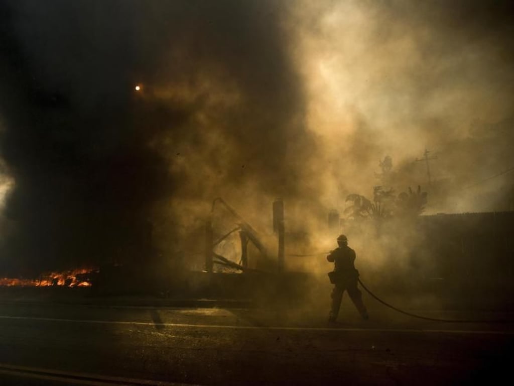 Ein Feuerwehrmann im Einsatz. Foto: Noah Berger