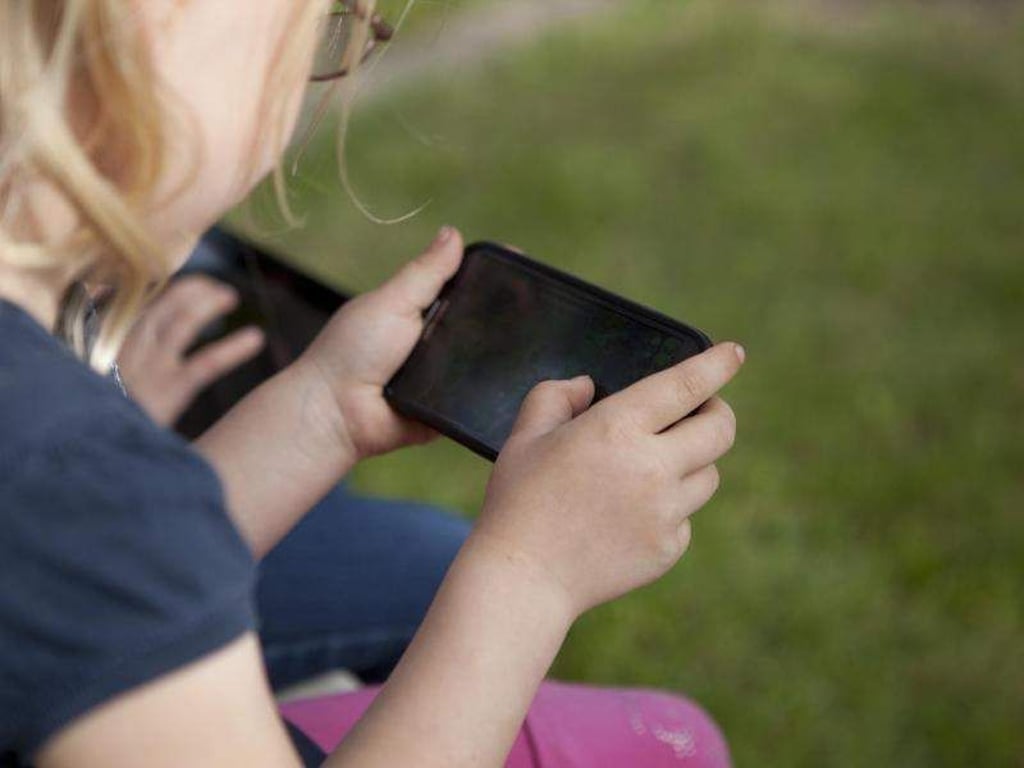 Darf das Kind mit dem Smartphone spielen, sollten Eltern ungewollten In-App-Käufen lieber einen Riegel vorschieben. Foto: Silvia Marks