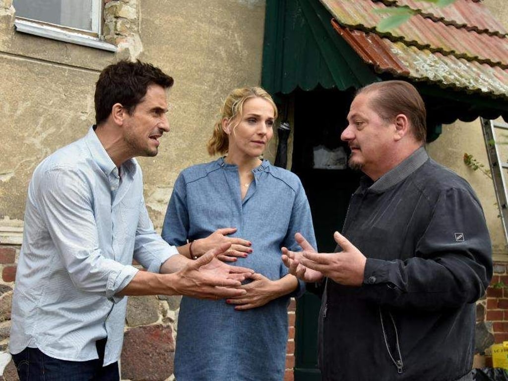 Jürgen Tarrach (r, als Bauleiter Panter) mit Tanja Wedhorn (als Lehrerin Silke) und Oliver Mommsen (als Arzt Stefan). Foto: Bernd Settnik/