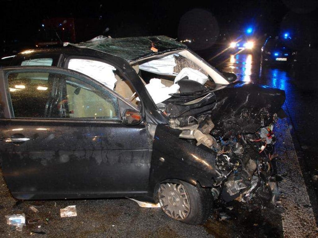 Auf der Flucht vor der Polizei hatte ein Freigänger als Geisterfahrer einen Unfall verursacht. Eine 21-Jährige starb. Der BGH muss jetzt entscheiden, ob zwei JVA-Beamte mitschuldig waren. Foto: Klaus-Dieter Häring