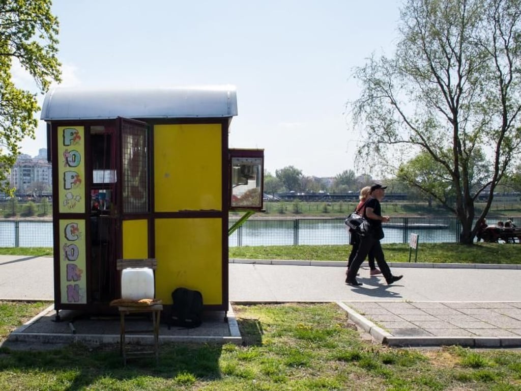 Futter für den Film Belgrad: Popcorn-Buden sind in der Stadt immer wieder anzutreffen. Foto: Laura Lewandowski