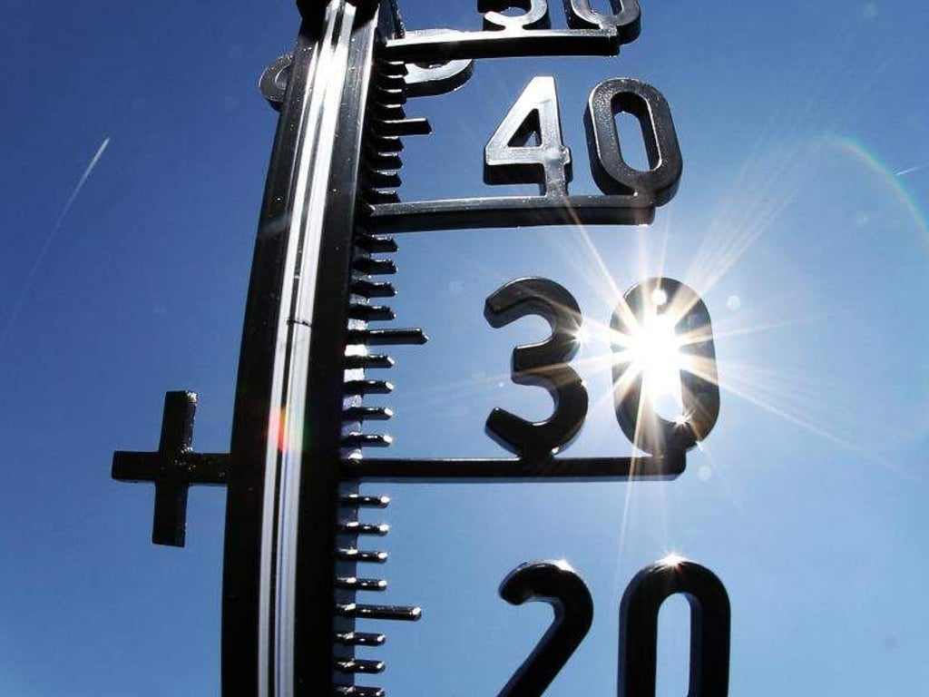 Die Sonne strahlt durch ein Thermometer. Foto: Fredrik von Erichsen/Archiv