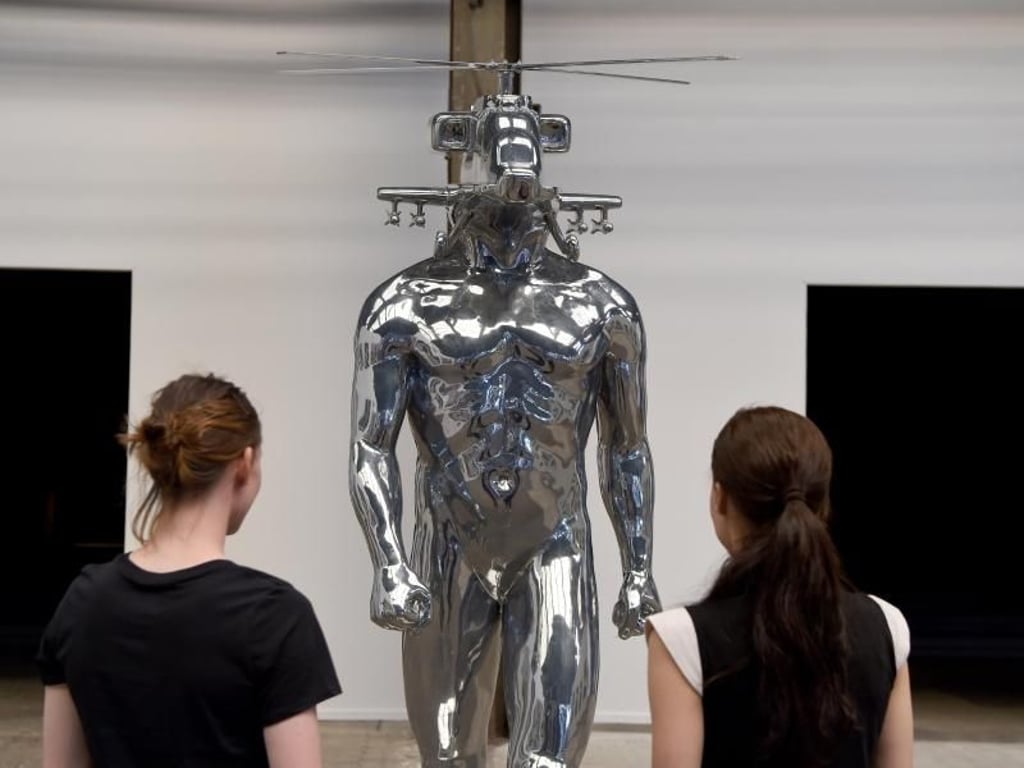 Ein Alien aus Edelstahl: «Little Home Catastrophe» von David ?erný. Foto: Carsten Rehder
