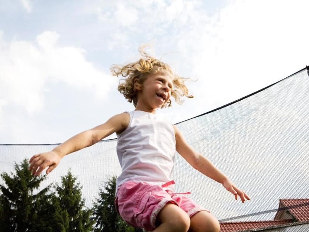Das Williams-Beuren-Syndrom kann zu Herzfehlern und einem verzögerten Wachstum führen. Das Trampolinspringen lässt sich Josephine Schulz aber nicht nehmen. Foto: ACHSE e.V./Verena Müller