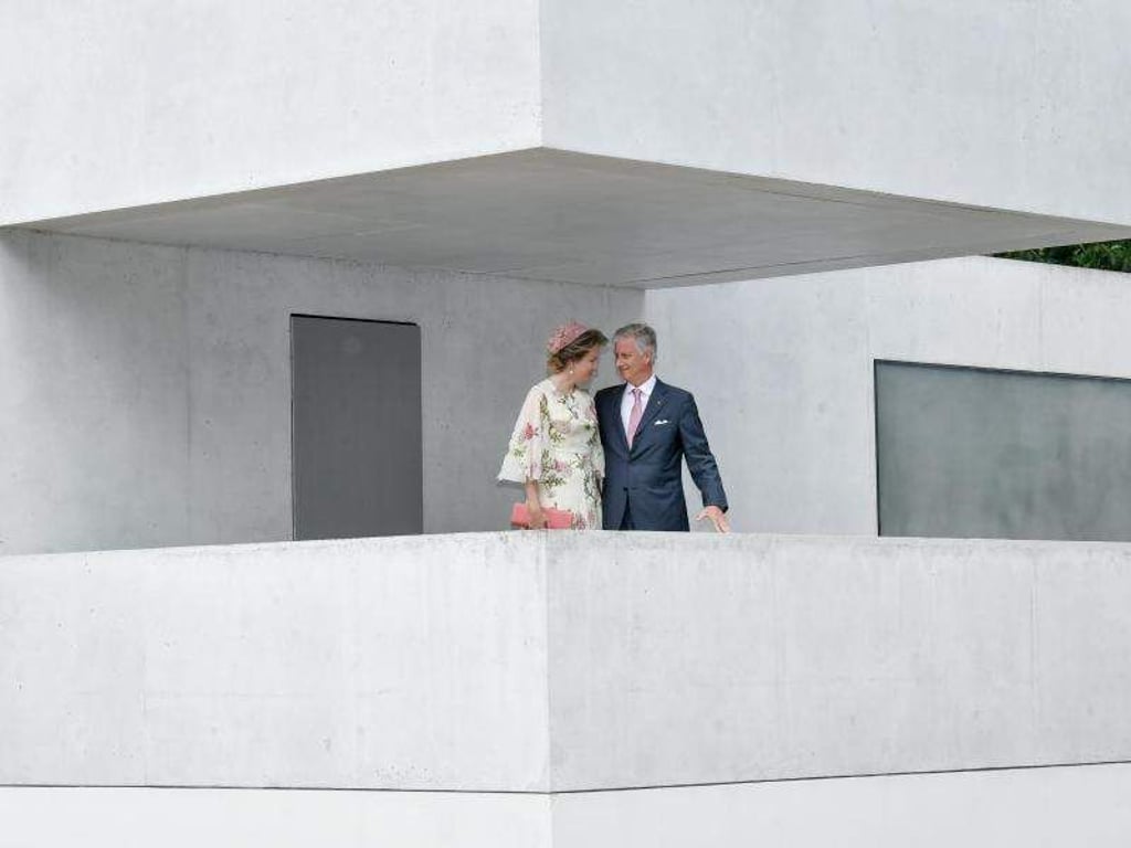 Das belgische Königspaar König Philippe und Königin Mathilde beim Besuch der Meisterhäuser von Walter Gropius. Foto: Jens Kalaene