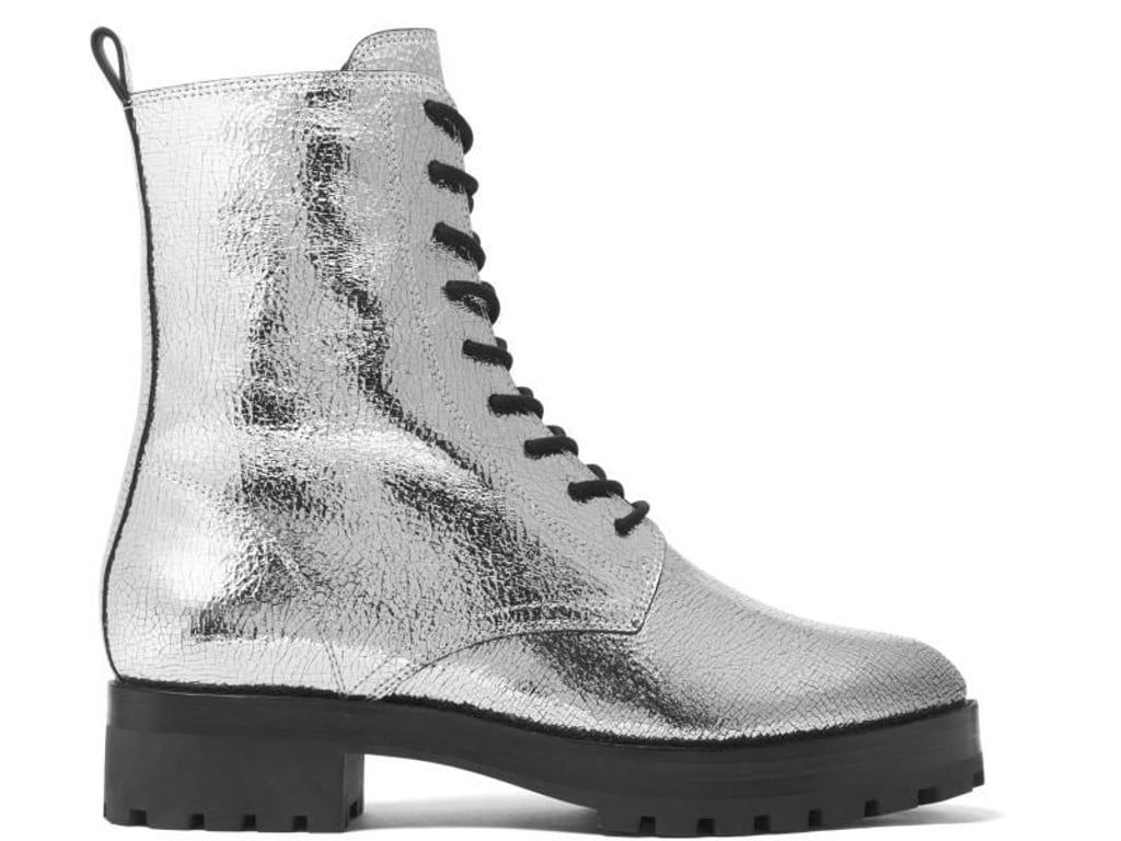 Angesagt bleiben für Frauenschuhe weiterhin die sogenannten Metallics, also Farben wie Silber. MICHAEL Michael Kors übt damit Stilbruch an einem derben Stiefel (ca. 295 Euro). Foto: MICHAEL Michael Kors/dpa-tmn
