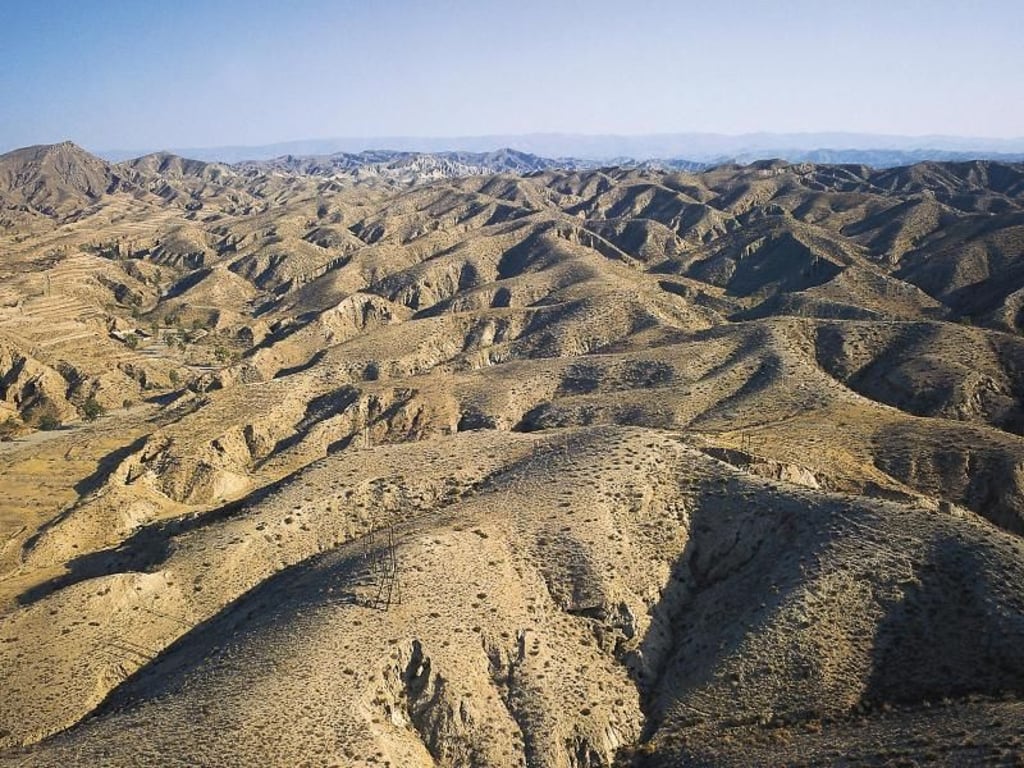 Man ahnt es beim Blick über die Dünen: Die Tabernas ist Spaniens einzige «echte» Wüste. Dort brennt die Sonne 3000 Stunden im Jahr. Foto: Spanisches Fremdenverkehrsamt