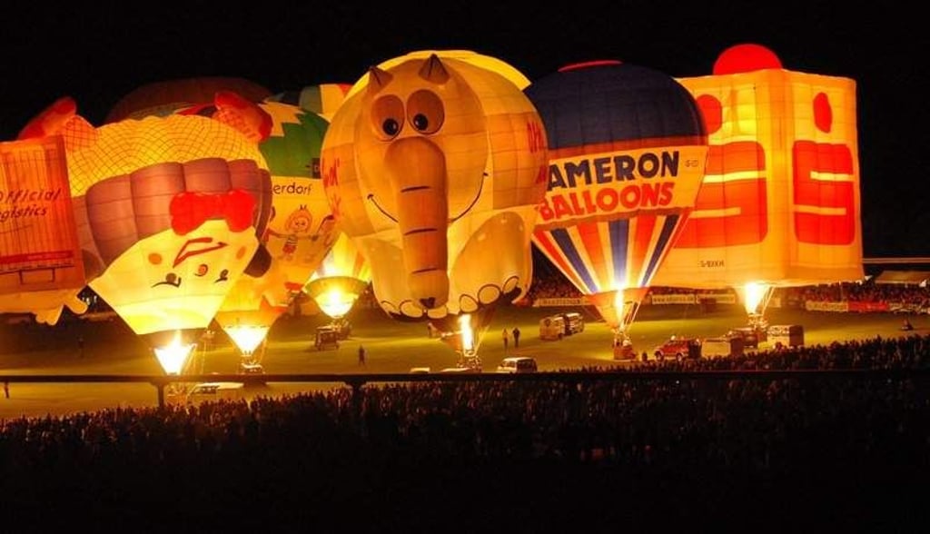 Foto: Uli LŸcke--†ber 20.000 Besucher kamen am Samstag zum 9. BallonglŸhen in den Magdeburger Elbauenpark. Zahlreiche Ballons von Teams aus ganz Europa lie§en im Takt der Musik ihre Ballons leuchten.