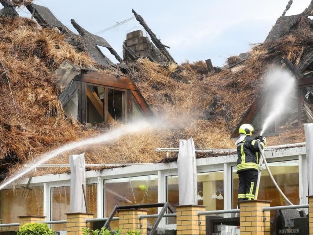 Ein Großaufgebot der Feuerwehr konnte das Niederbrennen des Gebäudes nicht verhindern. Foto: Bernd Wüstneck