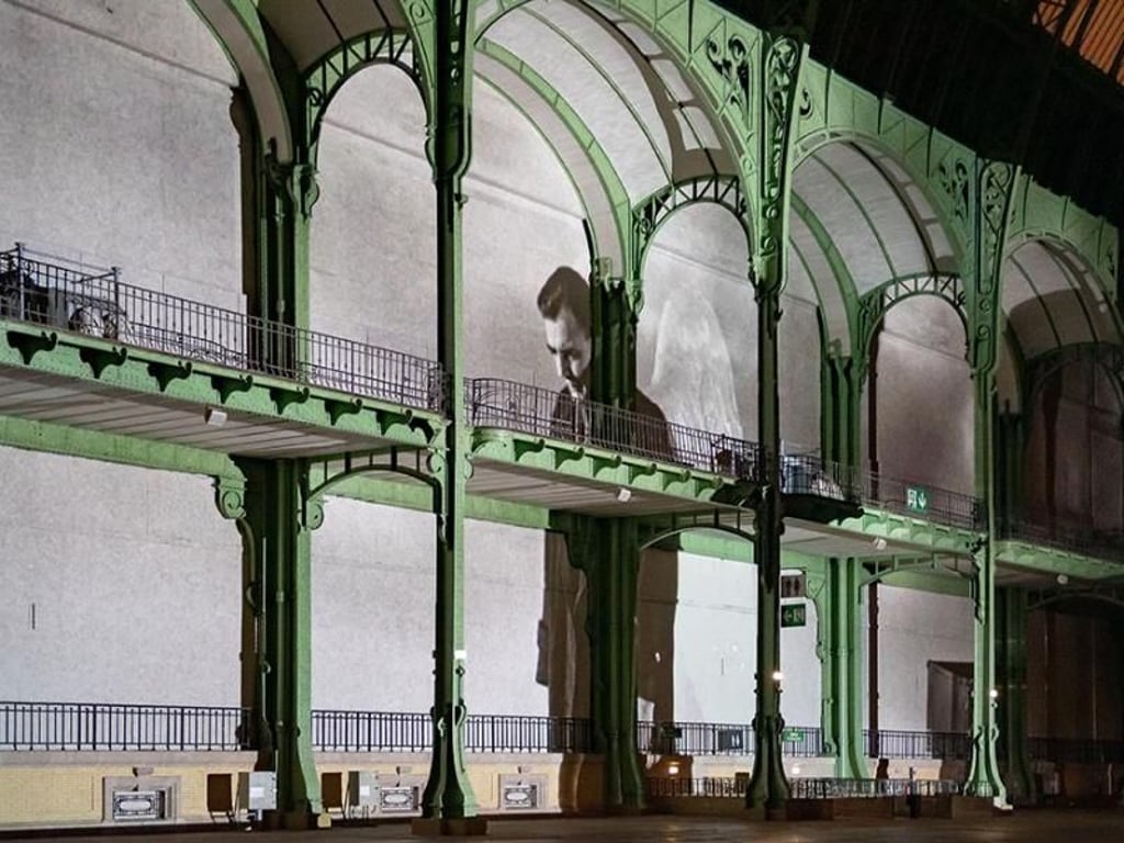 Szene aus Wim Wenders' «Der Himmel über Berlin» im Pariser Grand Palais. Foto: Nicolas Krief/Rmn - Grand Palais