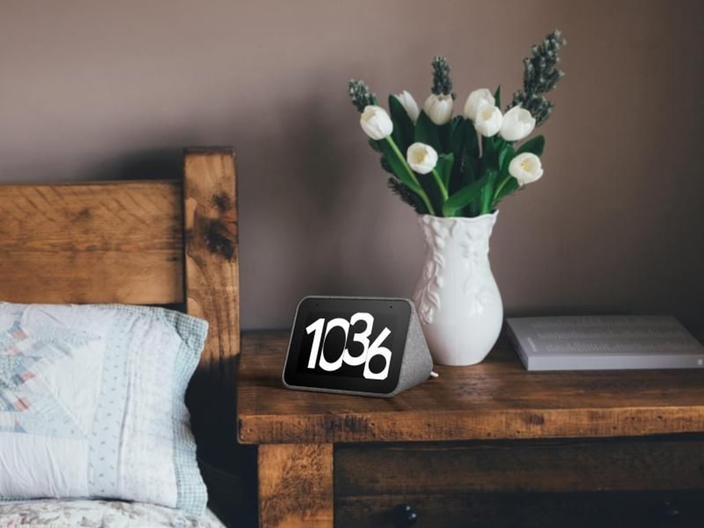 Mit interessanter Zeitanzeige und Sprachassistent an Bord kommt Lenovos vernetzter Radiowecker Smart Clock. Foto: Lenovo
