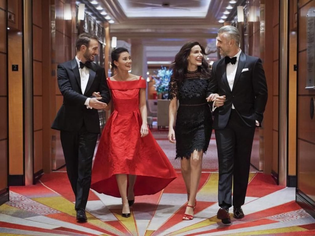 Abendgarderobe ist auf manchen Schiffen angemessen, wie hier zum Beispiel der Queen Mary 2 von Cunard. Foto: Cunard