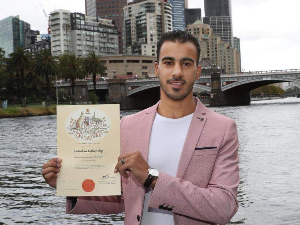 Hakim Al-Araibi zeigt in Melbourne seine Einbürgerungsurkunde. Foto: David Crosling/AAP