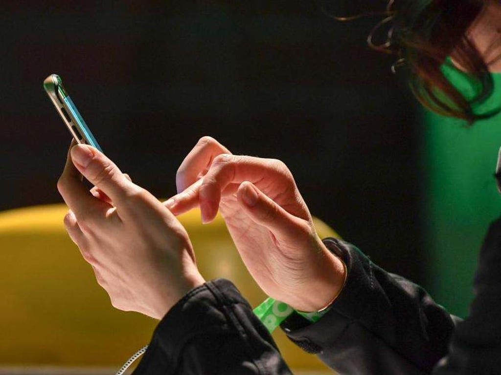 Eine Frau tippt auf ihrem Smartphone. In Sachen Online-Banking kommen auf die Bankkunden einige Änderungen zu. Foto: Jens Kalaene