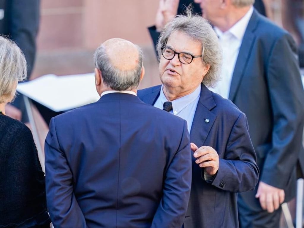 Helmut Markwort erweist Frieder Burda die letzte Ehre. Foto: Uwe Anspach