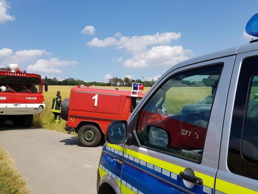 Rettungskräfte stehen nahe der Unfallstelle, an der ein Huschrauber der Bundeswehr abgestürzt ist. Foto: Polizei Hameln