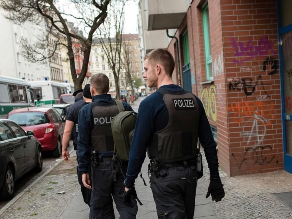 Einsatz in Berlin-Neukölln: Das Bundeskriminalamt will mit Blick auf die Zuwanderung die mögliche Bildung neuer krimineller Clans gezielt stoppen. Foto: Gregor Fischer/Archiv