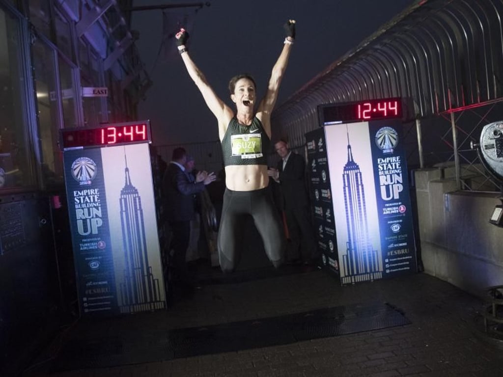 Suzy Walsham aus Australien jubelt über ihren Sieg beim jährlichen Empire State Building Run-Up. Foto: Mary Altaffer/AP