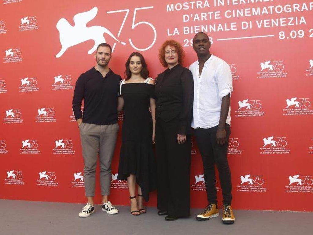 Regisseurin Jennifer Kent (2.v.r) stellt mit den Schauspielern Sam Claflin (l-r), Aisling Franciosi und Baykali Ganambarr ihren Film «The Nightingale» vor. Foto: Joel C Ryan/Invision/AP