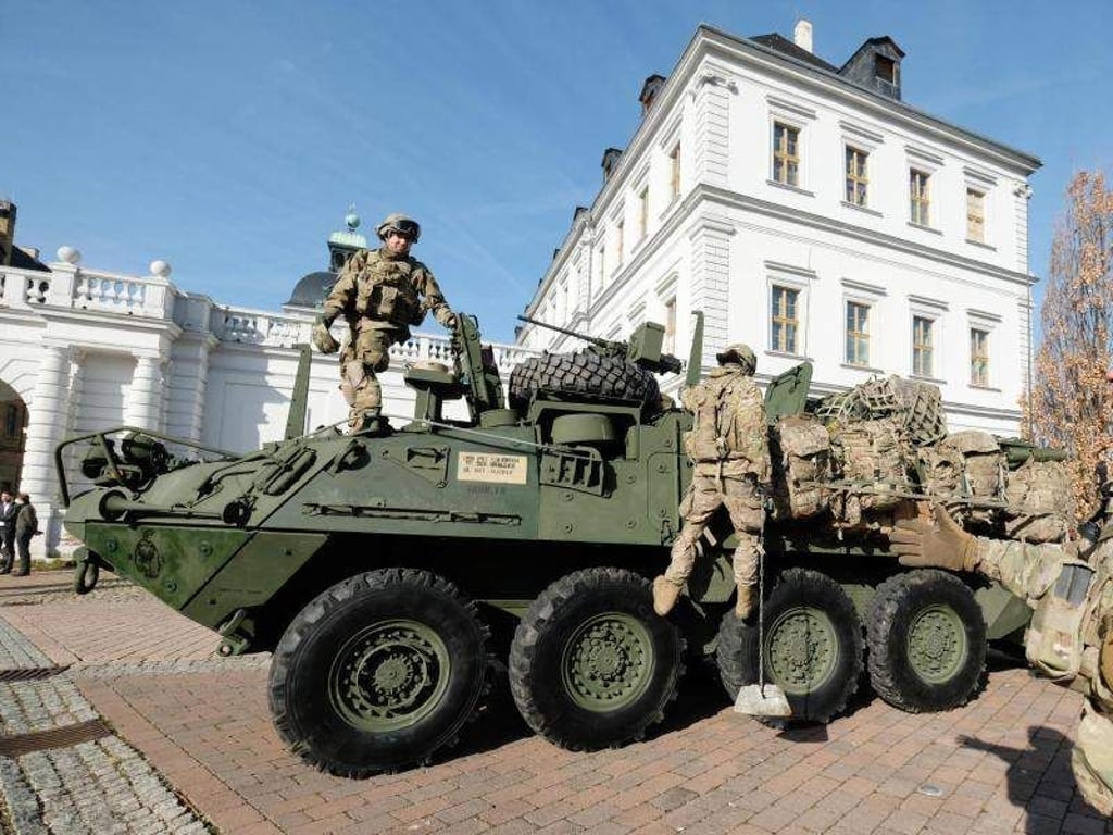 Ein Panzerfahrzeug der britischen Armee steht in Weißenfels. Foto: Sebastian Willnow