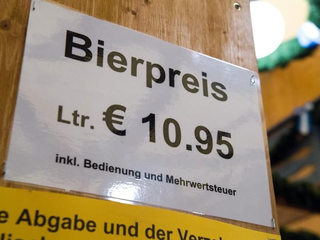 Für den normalen Besucher kostet die Maß dieses Jahr bis zu 10,95 Euro, 25 Cent mehr als im Vorjahr. Foto: Peter Kneffel
