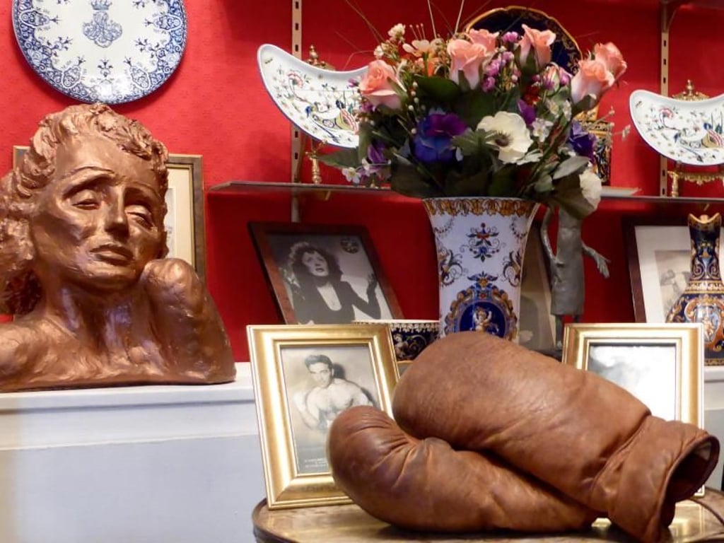 Im dem Privatmuseum sind auch die Boxhandschuhe von Marcel Cerdan ausgestellt. Er war die große Liebe Edith Piafs. Foto: Christine Longin