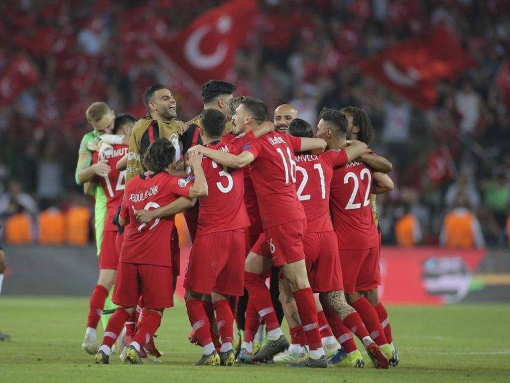 Die türkischen Spieler jubeln nach ihrem überraschenden Sieg gegen Frankreich. Foto: AP