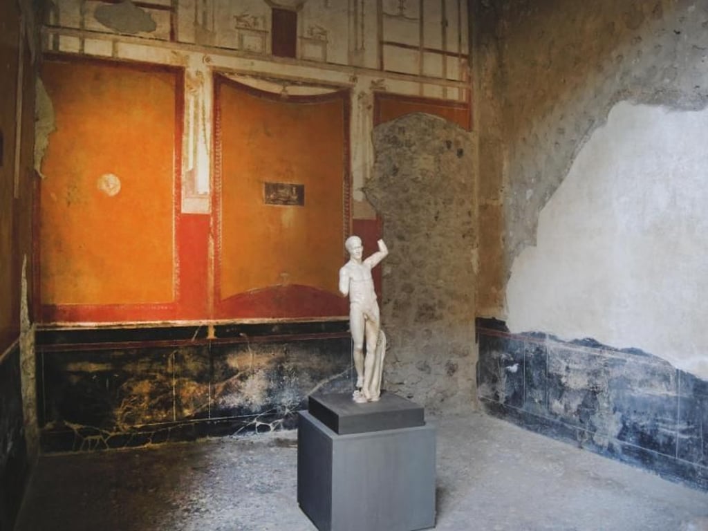 Die Statue des Priapus in einem Haus im Archäologischen Park Pompeji. Foto: Lena Klimkeit