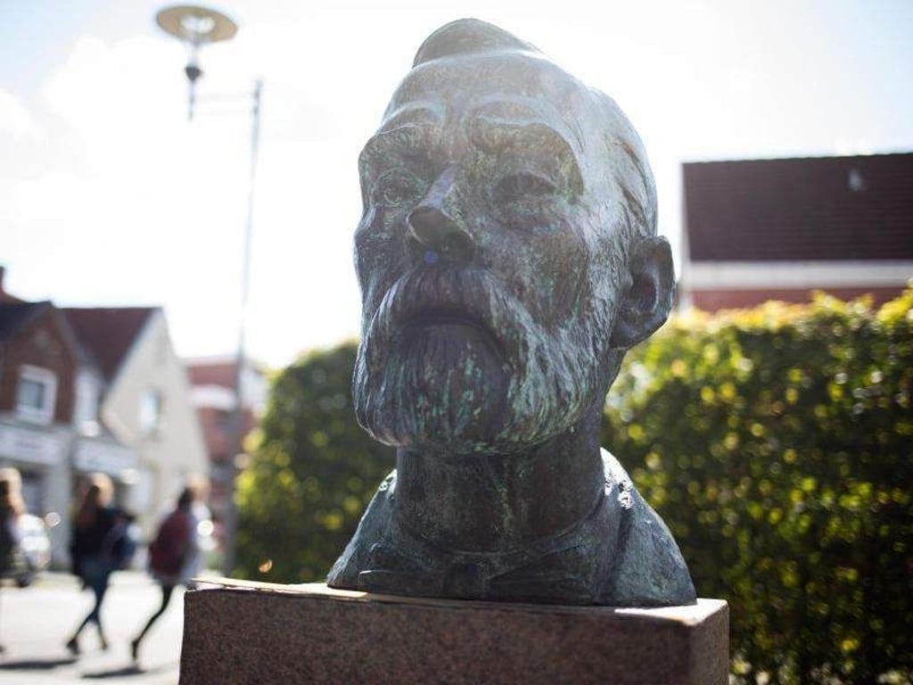 Eine Büste zeigt den schwedischen Chemiker Alfred Nobel (1833-1896), in der Innenstadt von Geesthacht. Foto: Christian Charisius